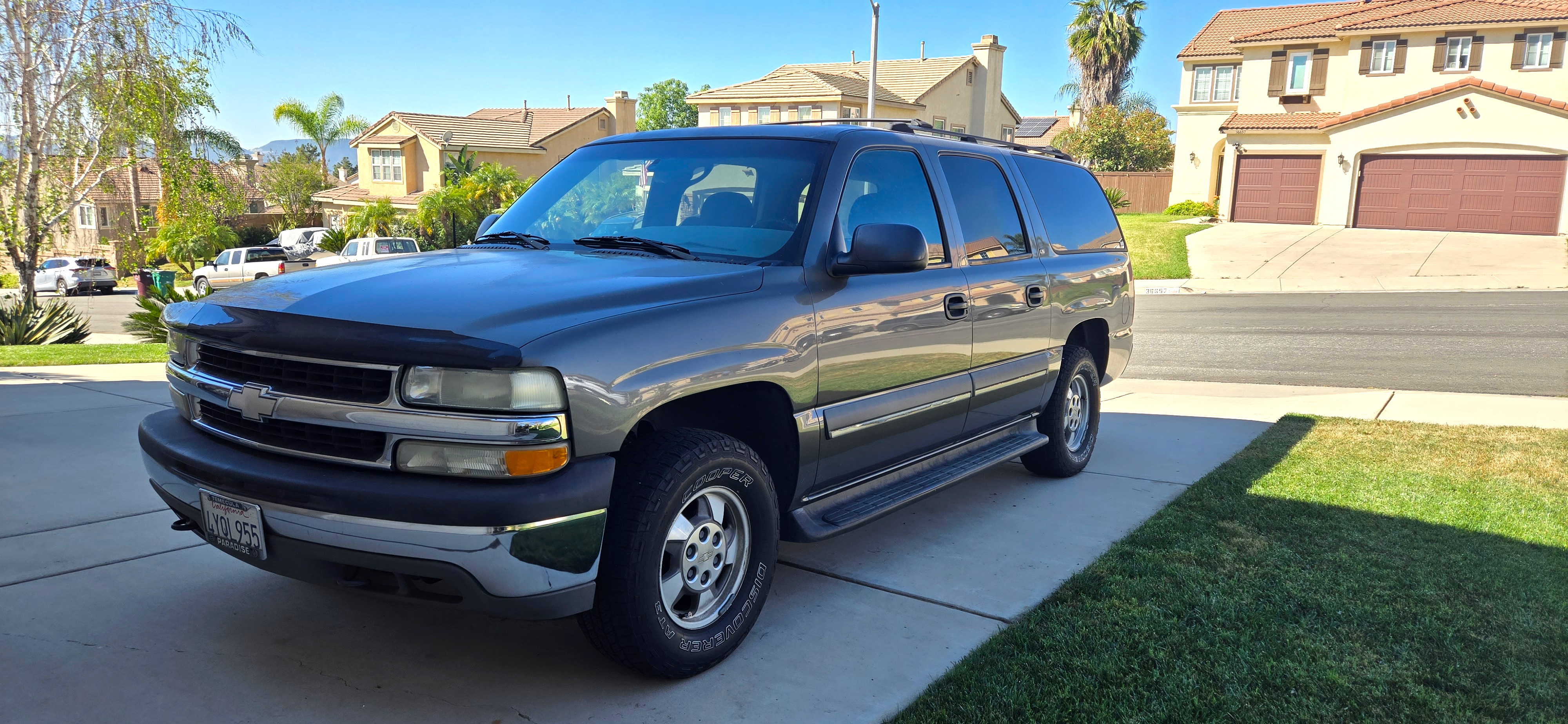 Used 2002 Chevrolet Suburban 2WD image 2