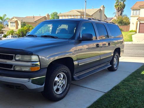 Used 2002 Chevrolet Suburban 2WD image 2