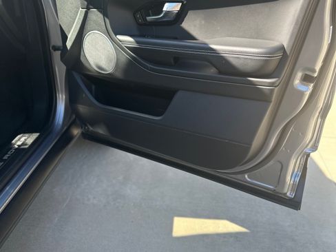 Used 2012 Land Rover Range Rover Evoque Prestige image 21