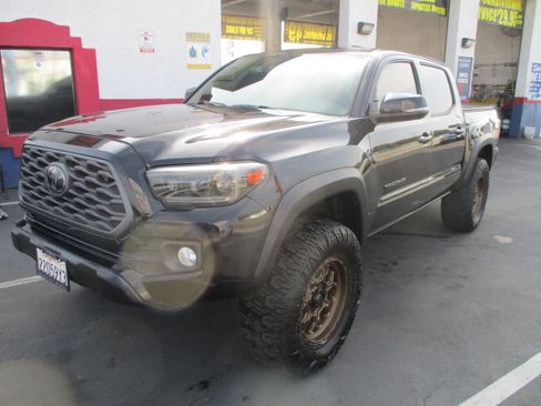Used 2021 Toyota Tacoma TRD Off-Road w/ Technology Package image 4
