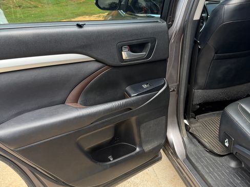 Used 2016 Toyota Highlander XLE FWD image 16
