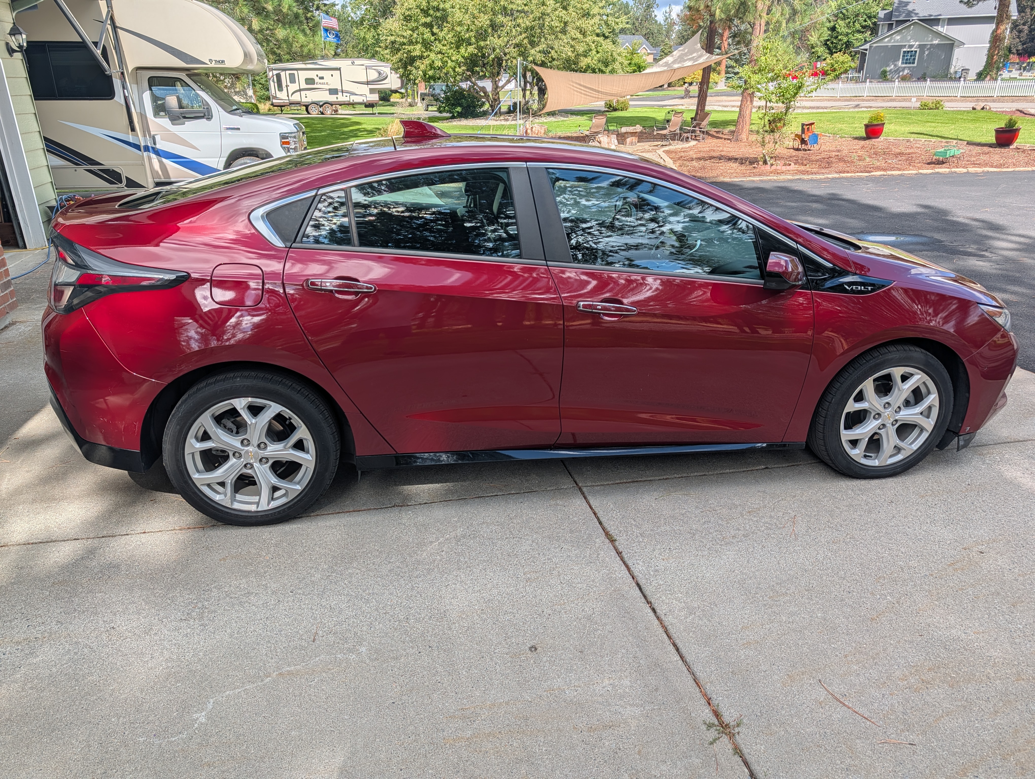 Used 2017 Chevrolet Volt Premier w/ Driver Confidence II Package FWD image 2