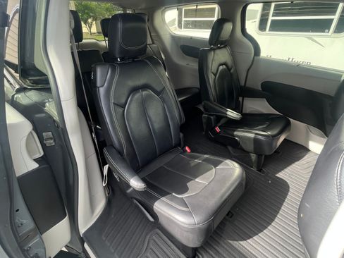 Used 2022 Chrysler Pacifica Touring-L FWD image 4