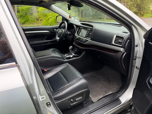 Used 2017 Toyota Highlander XLE AWD/4WD image 16