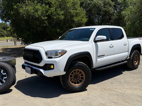 Used 2019 Toyota Tacoma TRD Off-Road w/ Technology Package AWD/4WD image 1