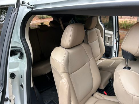 Used 2021 Toyota Sienna XLE image 11