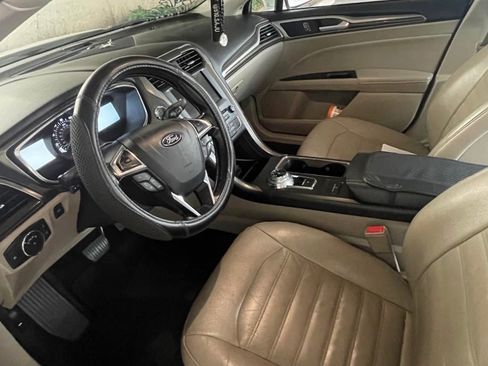 Used 2017 Ford Fusion SE w/ Fusion SE Technology Package image 10