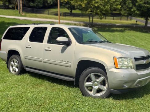 Used 2011 Chevrolet Suburban LT w/ Luxury Package AWD/4WD image 5