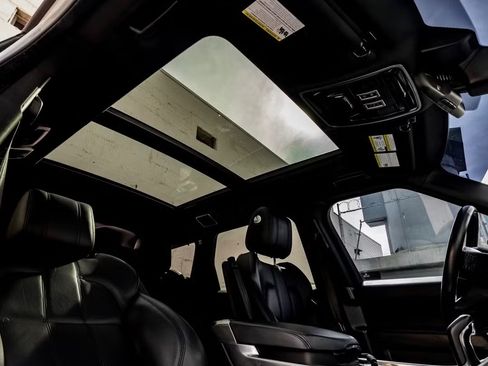 Used 2017 Land Rover Range Rover Sport HSE image 9