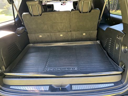 Used 2019 Cadillac Escalade ESV Platinum image 9