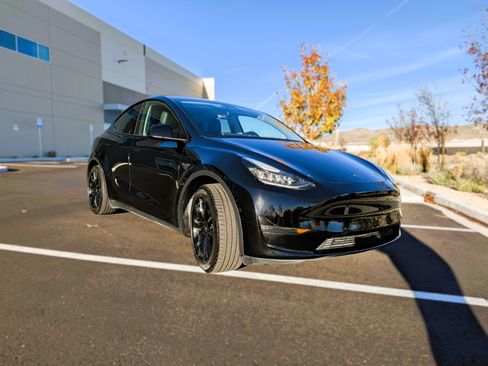 Used 2020 Tesla Model Y Long Range image 10