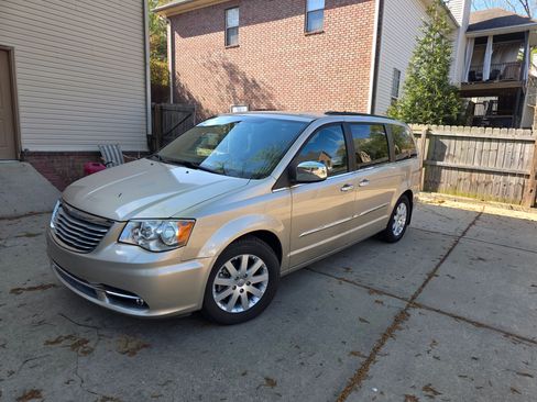 Used 2012 Chrysler Town & Country Touring-L w/ Driver Convenience Group image 1