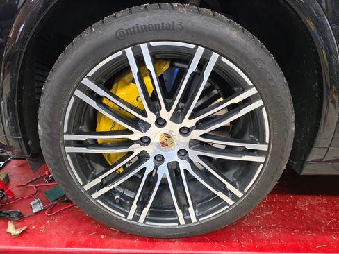 Used 2016 Porsche Cayenne Turbo S image 32