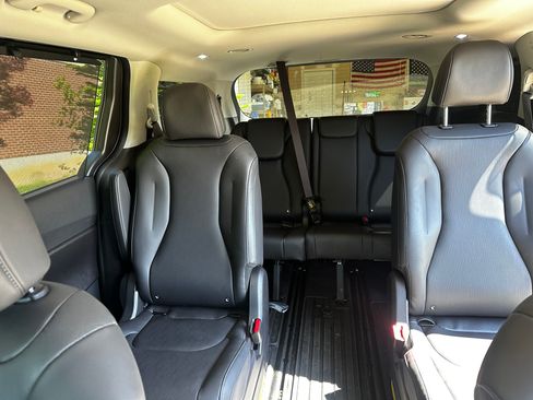 Used 2026 Kia Carnival SX w/ SX Dark Edition Package image 12