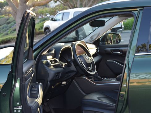 Used 2023 Toyota Highlander Limited image 9