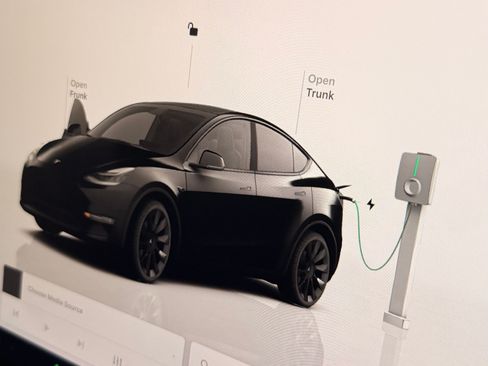 Used 2023 Tesla Model Y AWD image 13