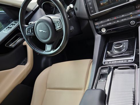 Used 2018 Jaguar F-PACE Premium image 8