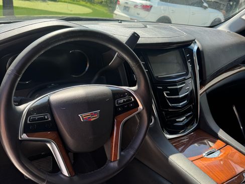 Used 2016 Cadillac Escalade Luxury RWD image 10