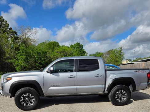 Used 2019 Toyota Tacoma TRD Off-Road image 2