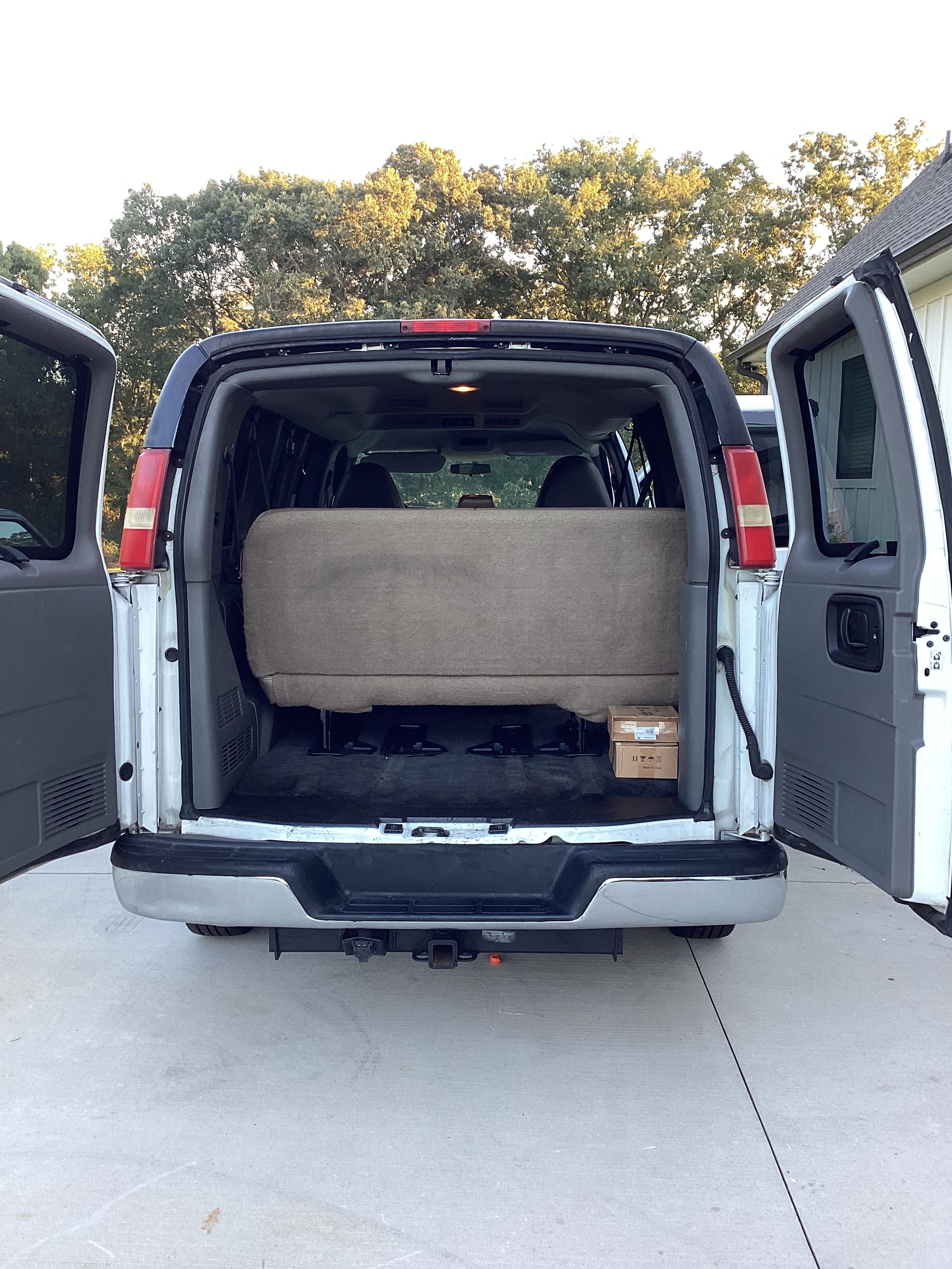 Used 2010 Chevrolet Express 3500 LT w/ LT Preferred Equipment Group RWD image 8