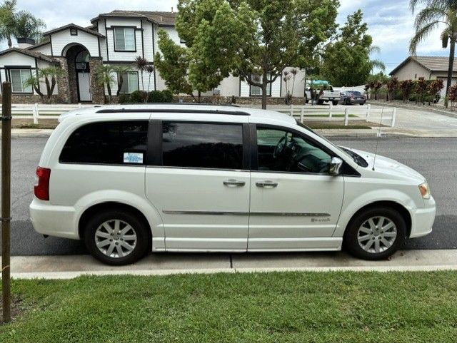 Used 2012 Chrysler Town & Country Touring-L w/ Trailer Tow Group FWD image 6
