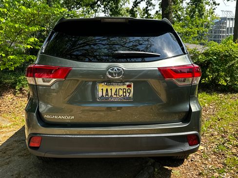 Used 2019 Toyota Highlander LE image 2