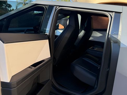 Used 2024 Tesla Cybertruck AWD Crew Cab image 9