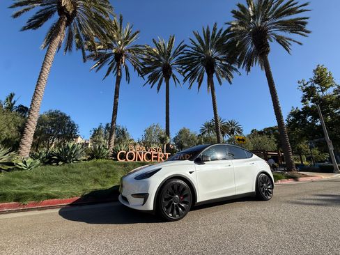 Used 2023 Tesla Model Y Performance AWD/4WD image 2