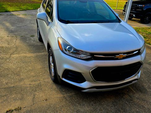 Used 2017 Chevrolet Trax LT w/ LT Convenience Package image 4