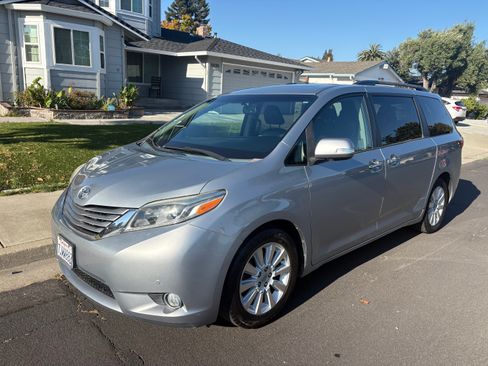 Used 2015 Toyota Sienna Limited FWD image 1