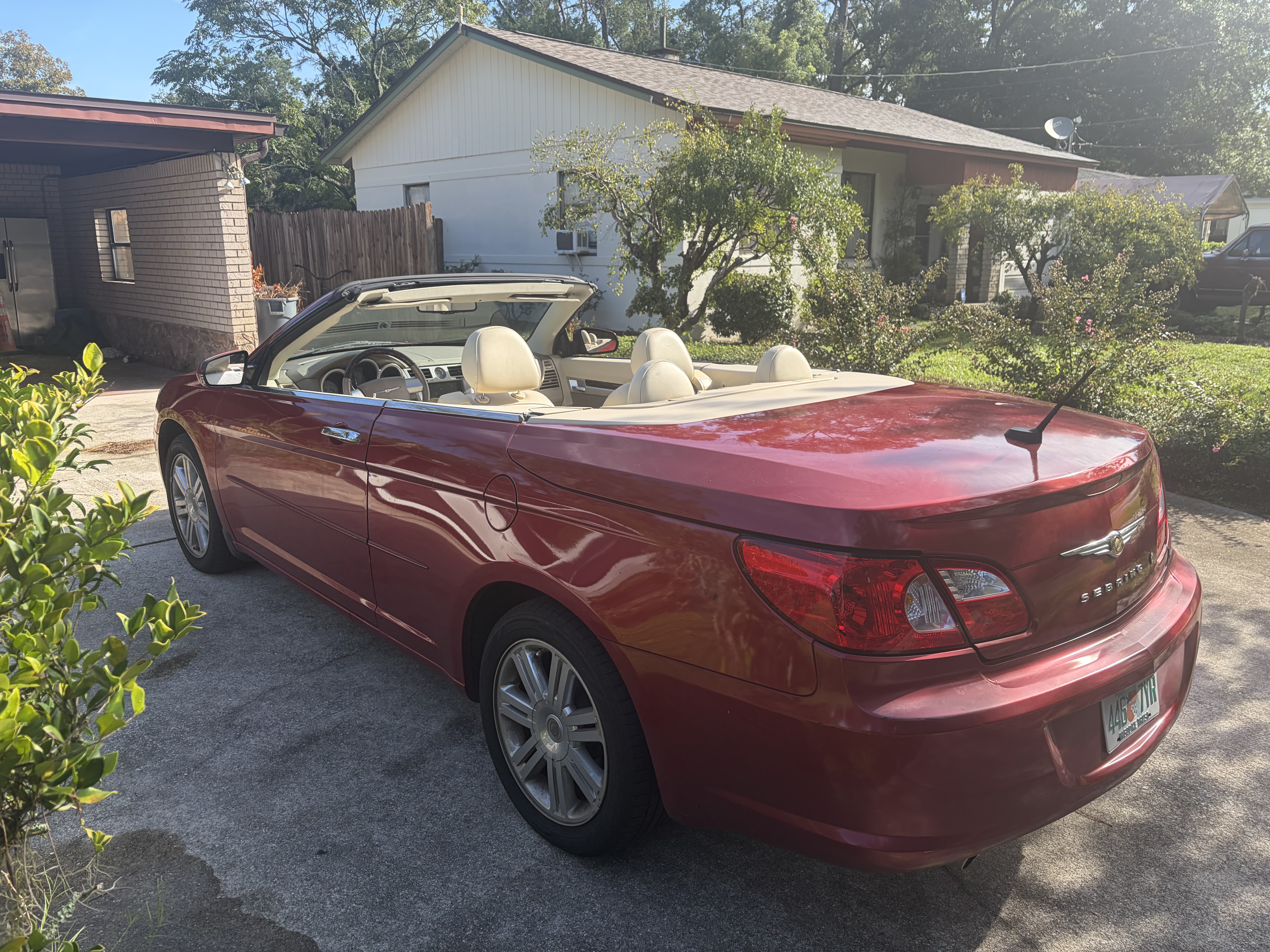 Used 2008 Chrysler Sebring Limited w/ Luxury Group FWD image 2