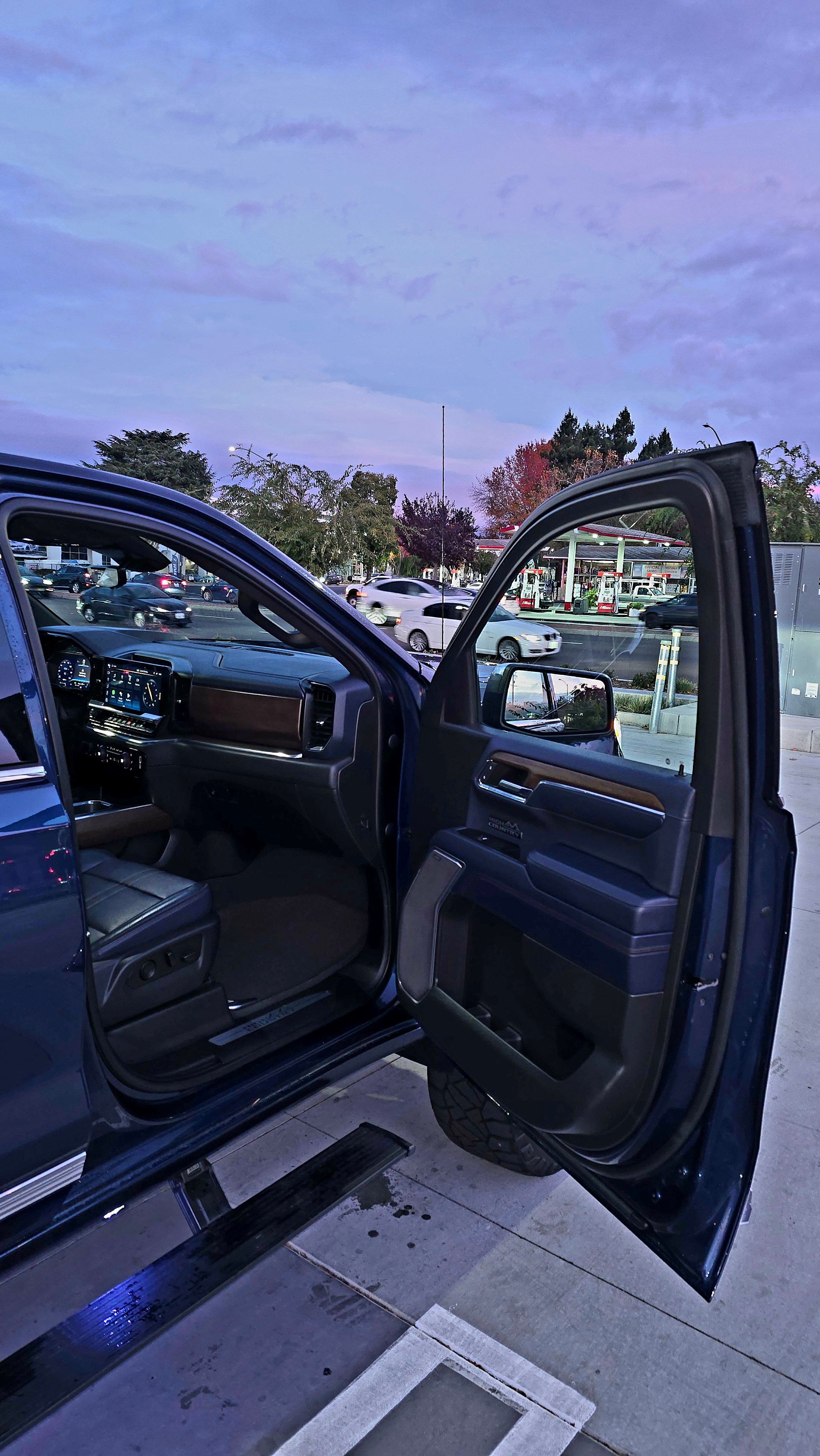 Used 2022 Chevrolet Silverado 1500 High Country w/ Technology Package AWD/4WD image 20