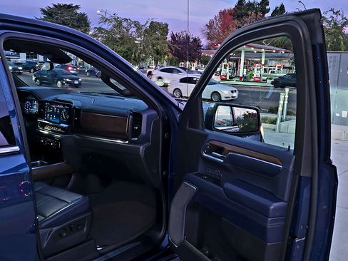 Used 2022 Chevrolet Silverado 1500 High Country w/ Technology Package image 20