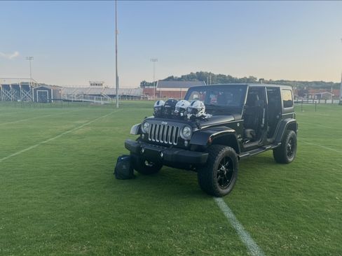 Used 2017 Jeep Wrangler Unlimited Sahara image 6