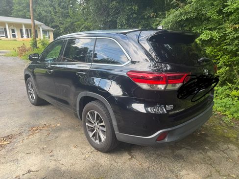 Used 2017 Toyota Highlander XLE FWD image 2