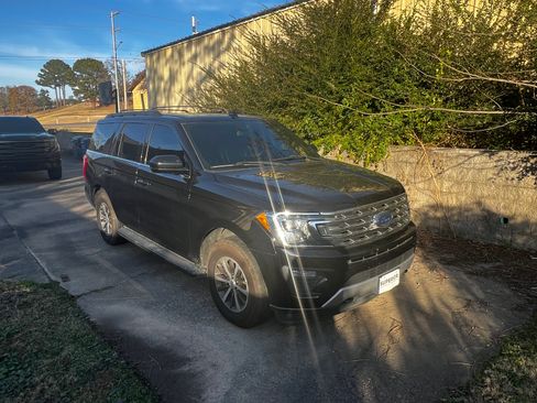 Used 2021 Ford Expedition XLT image 2