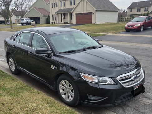 Used 2011 Ford Taurus SE image 2