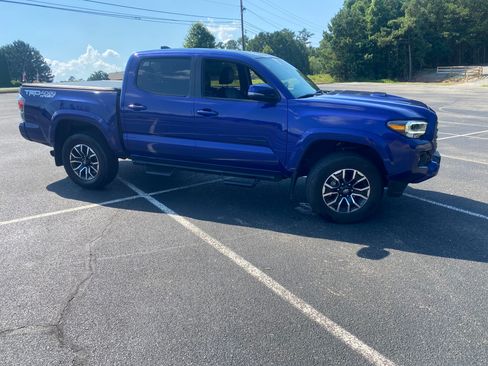 Used 2022 Toyota Tacoma 4x4 Double Cab image 2