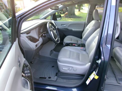 Used 2018 Toyota Sienna XLE Premium FWD image 12