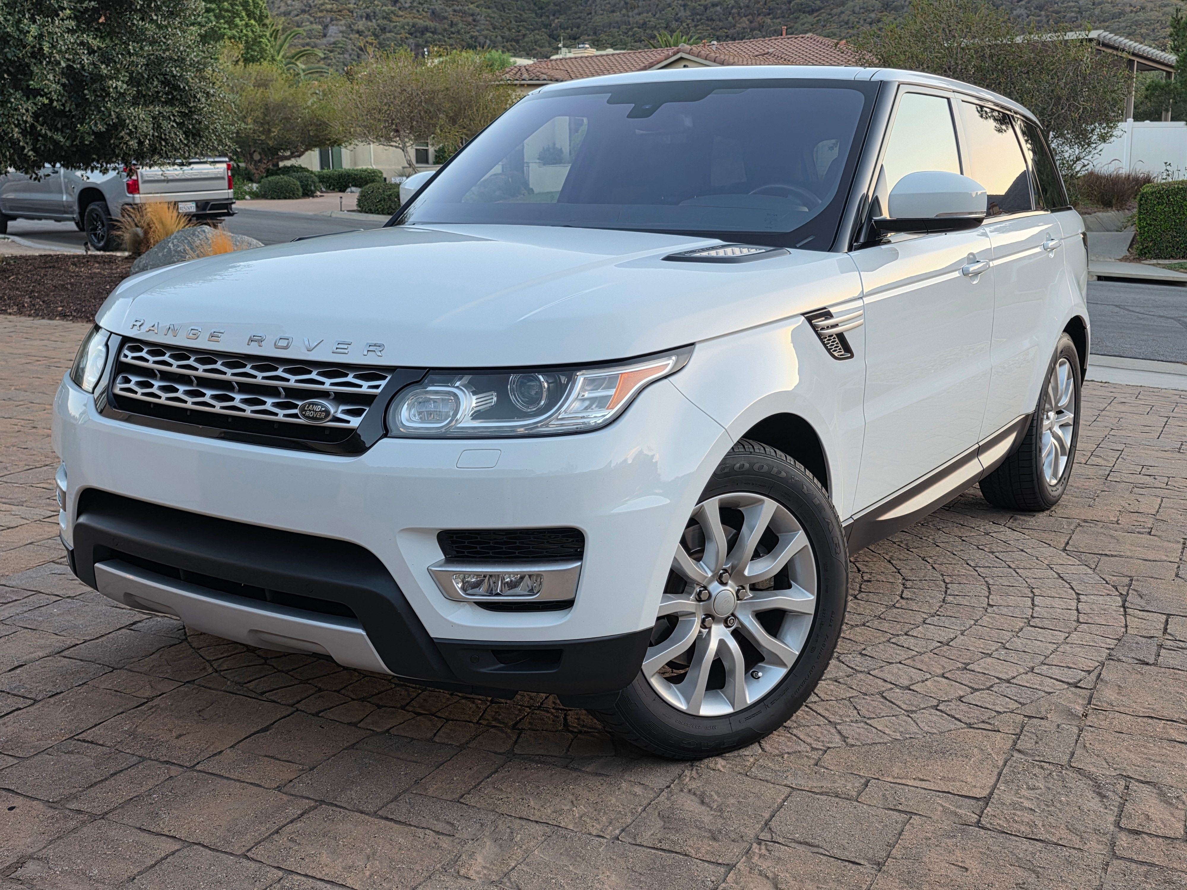 Used 2016 Land Rover Range Rover Sport HSE AWD/4WD image 2