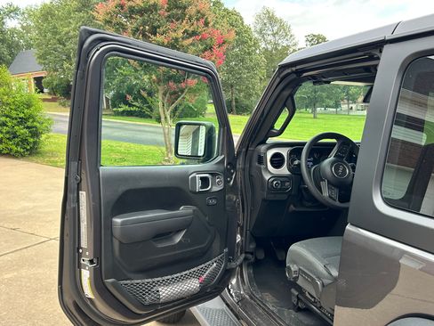 Used 2024 Jeep Wrangler Sport AWD/4WD image 9