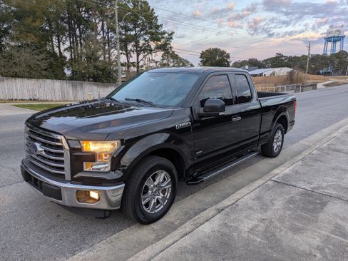 Used 2015 Ford F150 XLT w/ Equipment Group 302A Luxury image 9