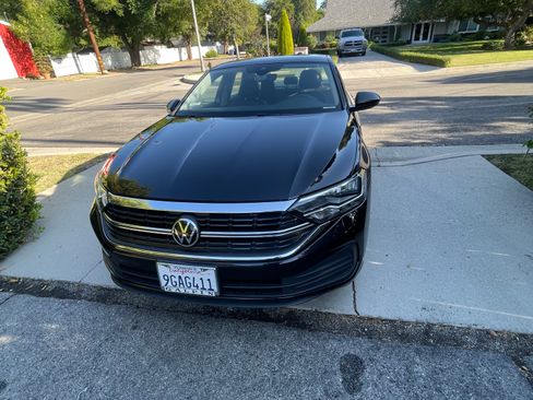 Used 2023 Volkswagen Jetta SE FWD image 2