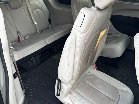 Used 2020 Chrysler Pacifica Touring-L Plus w/ Advanced Safetytec Group FWD image 20