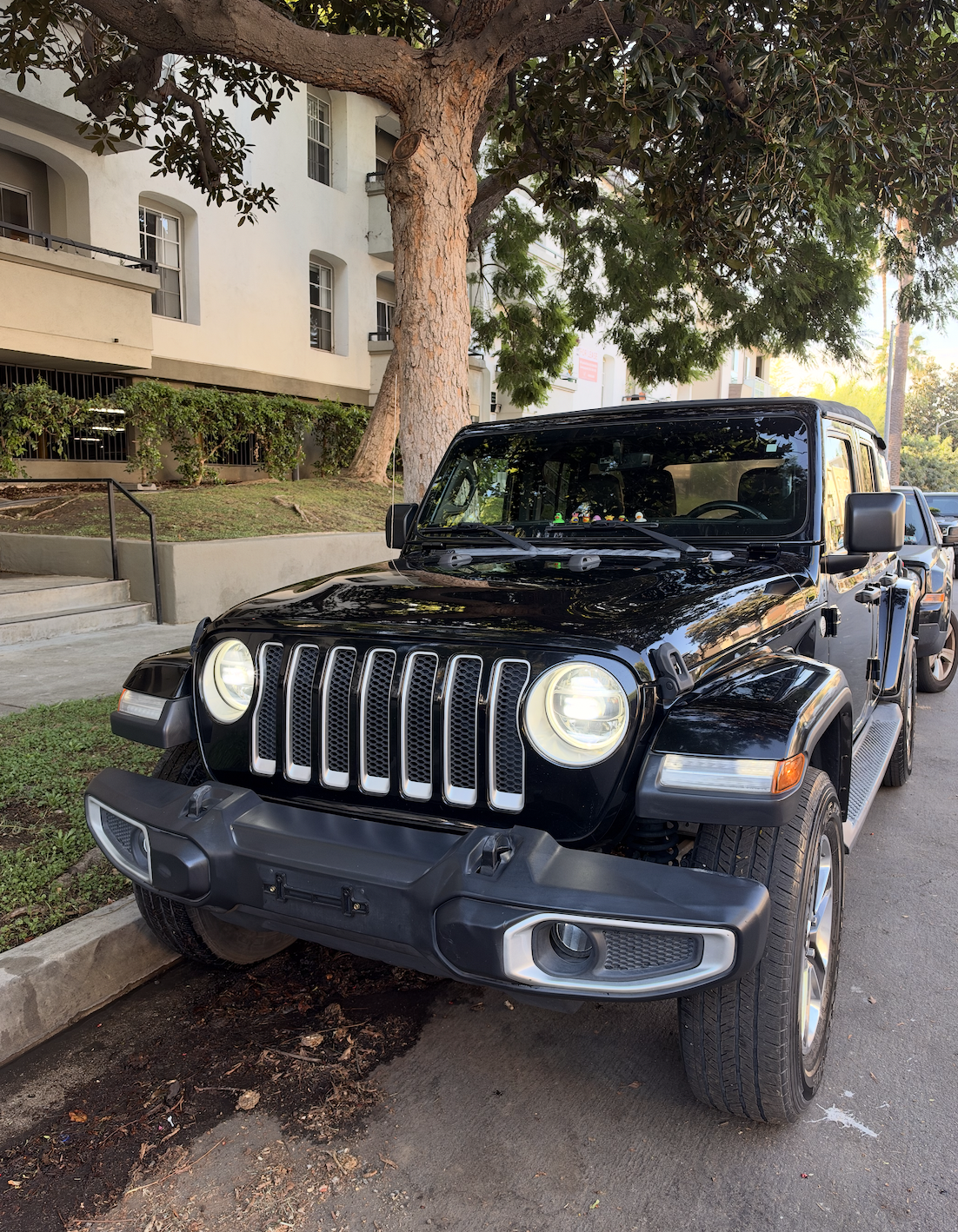 Used 2019 Jeep Wrangler Unlimited Sahara AWD/4WD image 6