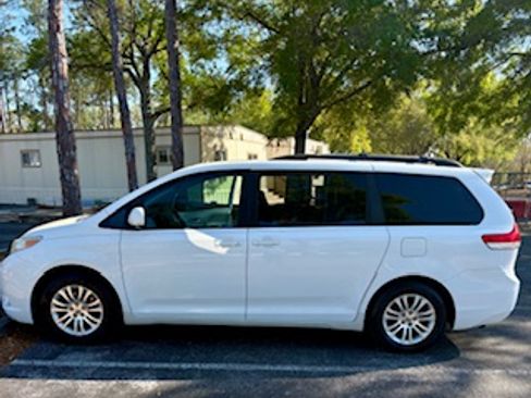 Used 2014 Toyota Sienna XLE image 2