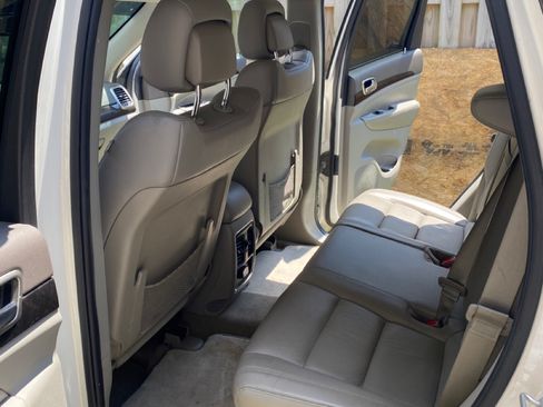 Used 2011 Jeep Grand Cherokee Laredo image 6