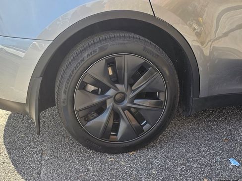 Used 2024 Tesla Model Y Long Range image 10