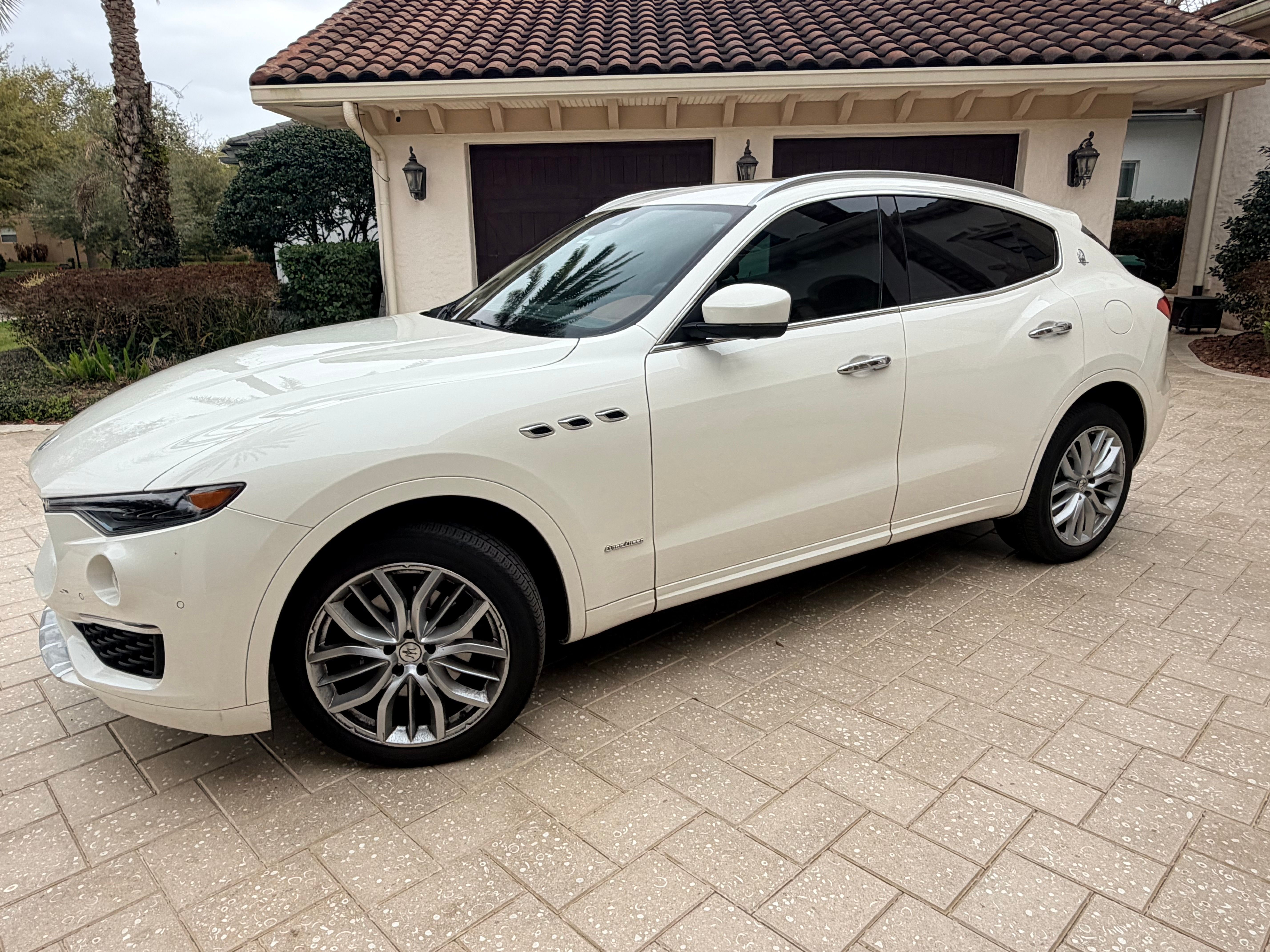 Used 2020 Maserati Levante GranLusso AWD/4WD image 1