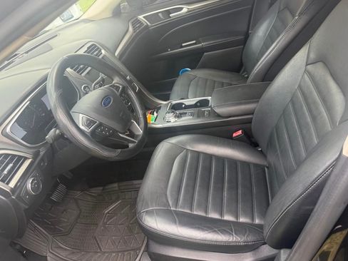 Used 2017 Ford Fusion SE w/ Fusion SE Technology Package FWD image 5